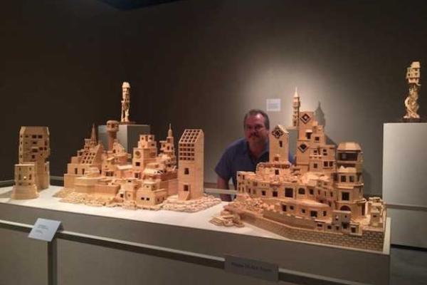 Скульптор создал копию города из 300 тысяч зубочисток Скульптор создал копию города из 300 тысяч зубочисток