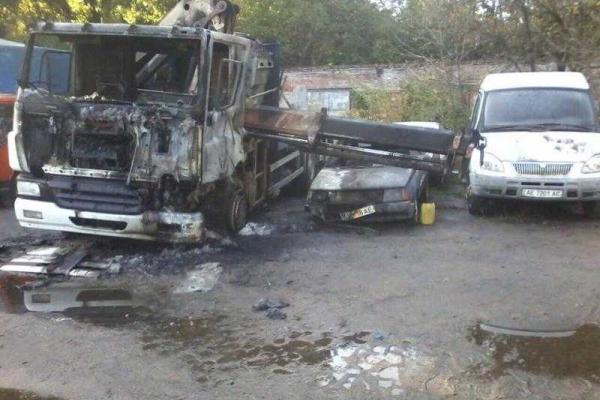В Днепре произошел вопиющий инцидент: неизвестные сожгли автомобиль, которым коммунальщики убирали МАФы