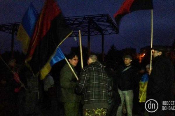 В прифронтовом Мариуполе сотни местных жителей вышли на мощную антивоенную акцию "Стоп Путин!" В прифронтовом Мариуполе сотни местных жителей вышли на мощную антивоенную акцию "Стоп Путин!"