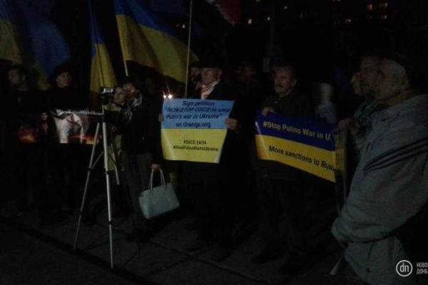 В прифронтовом Мариуполе сотни местных жителей вышли на мощную антивоенную акцию "Стоп Путин!" В прифронтовом Мариуполе сотни местных жителей вышли на мощную антивоенную акцию "Стоп Путин!"