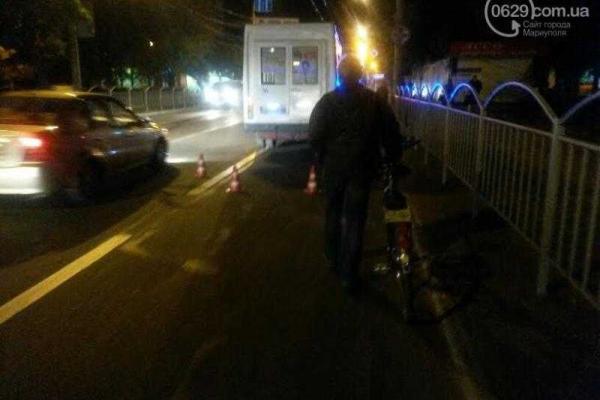 В Мариуполе произошло ДТП: велосипедист врезался в маршрутку В Мариуполе произошло ДТП: велосипедист врезался в маршрутку