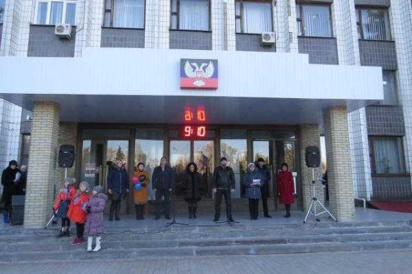 В «ДНР» отмечают «день флага»: согнали всех, опубликованы фото