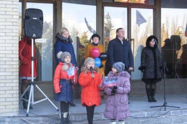 В «ДНР» отмечают «день флага»: согнали всех, опубликованы фото