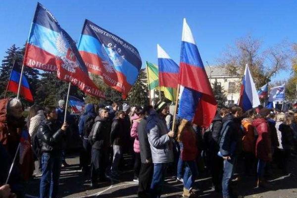 В «ДНР» отмечают «день флага»: согнали всех, опубликованы фото