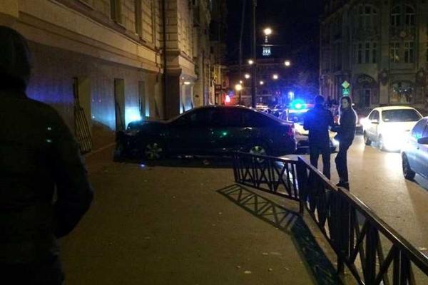 В Харькове иномарка влетела в здание В Харькове иномарка влетела в здание