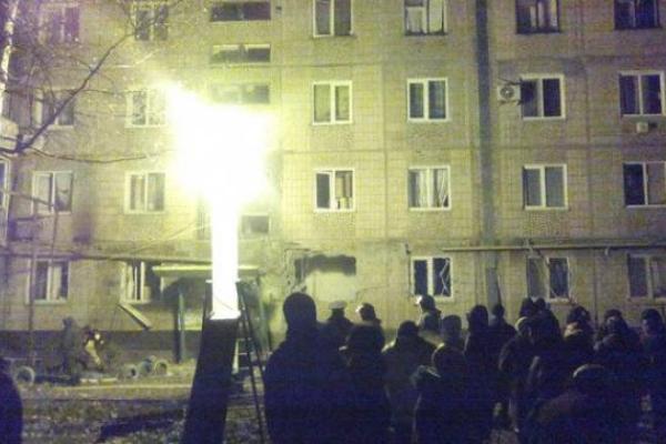 В сети появились фото обстрелянной многоэтажки в Макеевке