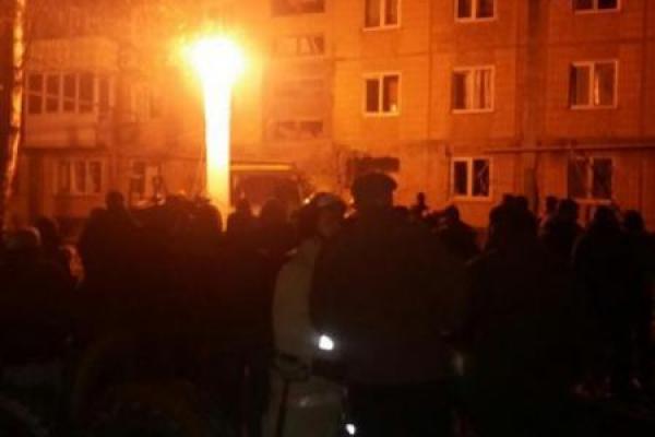 В сети появились фото обстрелянной многоэтажки в Макеевке