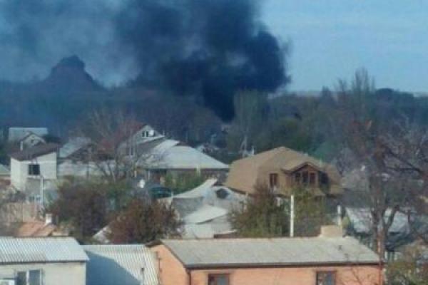 Над Петровским районом Донецка поднялся черный дым: полностью сгорел дом Над Петровским районом Донецка поднялся черный дым: полностью сгорел дом