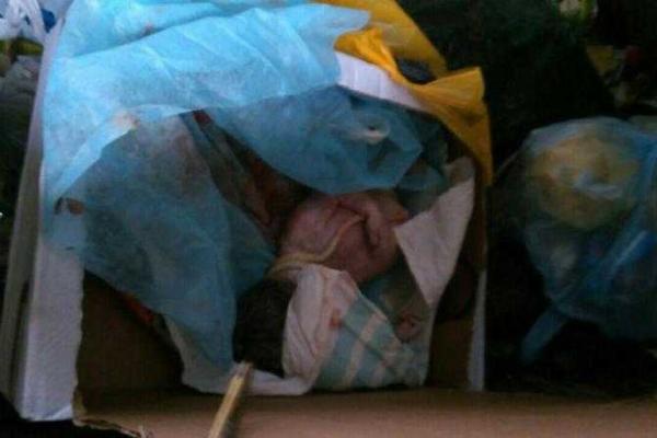 У Хмельницькому мати залишила немовля у сміттєвому баку (Фото 18+) У Хмельницькому мати залишила немовля у сміттєвому баку (Фото 18+)