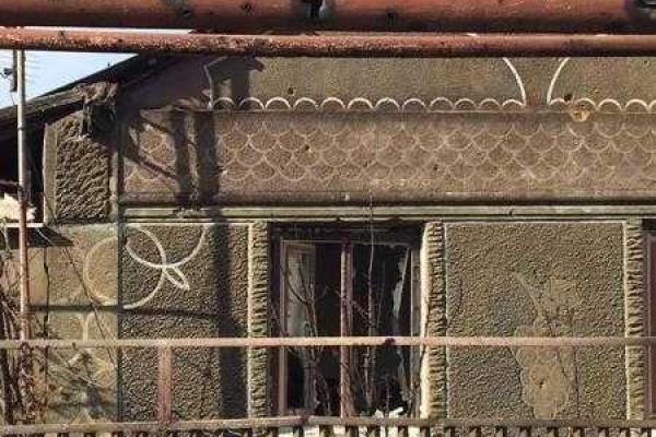 Боевики обстреляли Талаковку: разрушены жилые дома, случился пожар Боевики обстреляли Талаковку: разрушены жилые дома, случился пожар