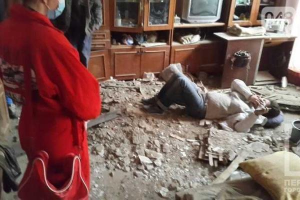 В Одессе женщина проверяла чердак и провалилась к себе в квартиру В Одессе женщина проверяла чердак и провалилась к себе в квартиру