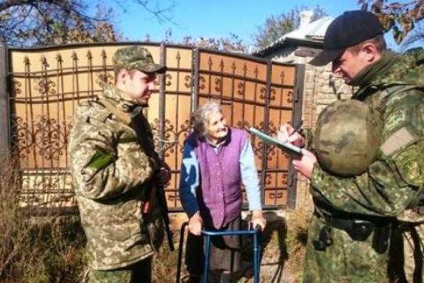 Правоохранители показали, как выживают люди в прифронтовом поселке Пески