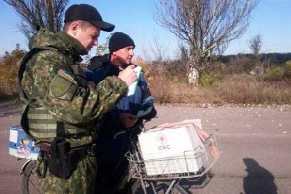 Правоохранители показали, как выживают люди в прифронтовом поселке Пески