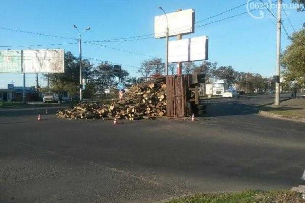 В Мариуполе произошла жуткая авария: перевернулся грузовик с дровами