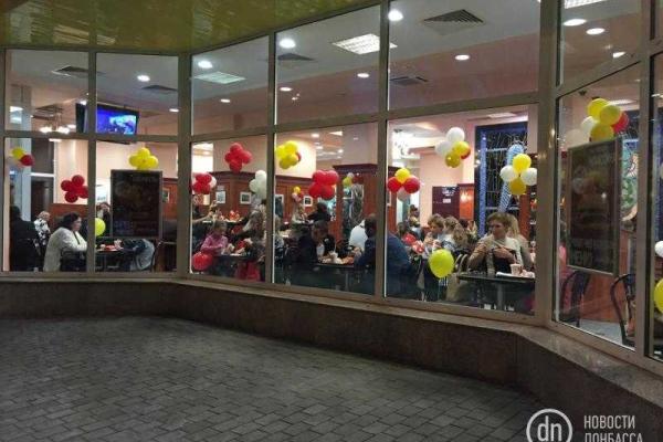 В оккупированном Донецке появился еще один двойник "McDonald's" В оккупированном Донецке появился еще один двойник "McDonald's"