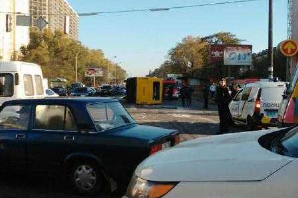 В Броварах перевернулась маршрутка, пострадали 10 пассажиров В Броварах перевернулась маршрутка, пострадали 10 пассажиров