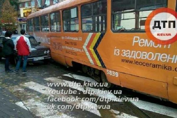 В Киеве произошло страшное ДТП: трамвай сошел с рельсов и врезался в автомобиль 