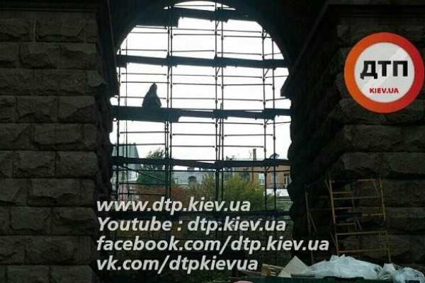 В Киеве произошла жуткая трагедия: рабочий упал с 70-метровой высоты В Киеве произошла жуткая трагедия: рабочий упал с 70-метровой высоты