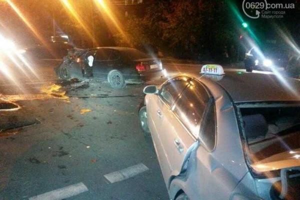 В Мариуполе произошло жуткое ДТП: в такси влетел "Лексус"