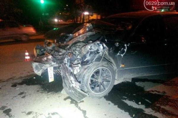 В Мариуполе произошло жуткое ДТП: в такси влетел "Лексус"