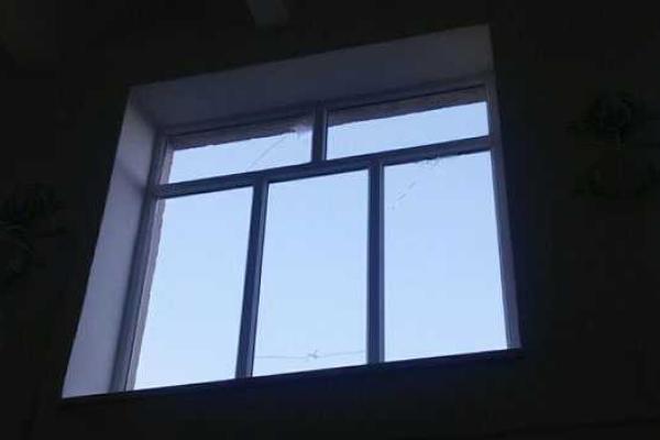 В Марьинке из-за обстрела боевиков пострадала местная школа