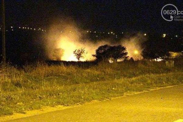 В Мариуполе произошел сильный пожар: горящая трава чуть не спалила частные дома В Мариуполе произошел сильный пожар: горящая трава чуть не спалила частные дома