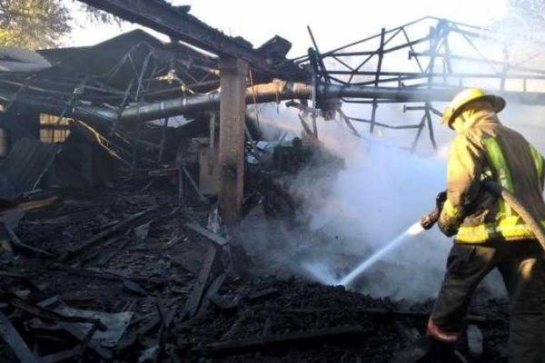 В Мариуполе произошел масштабный пожар: горел деревообрабатывающий цех В Мариуполе произошел масштабный пожар: горел деревообрабатывающий цех