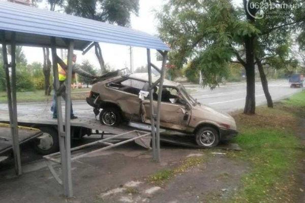 В Мариуполе авто влетело в кусты: есть пострадавшие