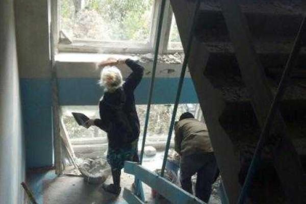 В результате обстрела Марьинки разрушены 8 домов и кафе