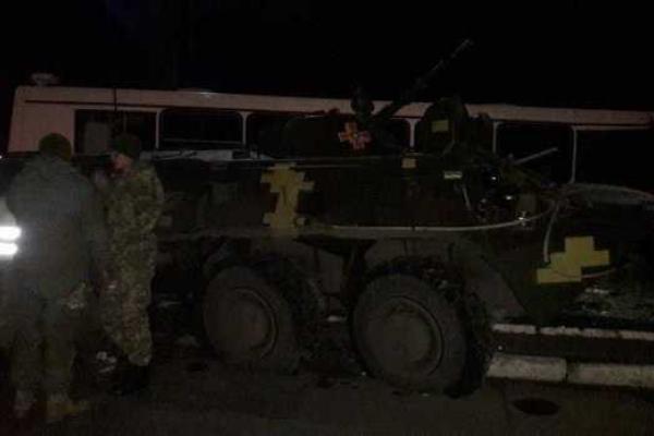 В Покровске БТР столкнулся с шахтным автобусом, погиб водитель