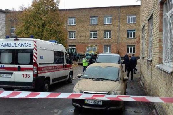 В Василькове прямо во время уроков обвалилась стена школы В Василькове прямо во время уроков обвалилась стена школы