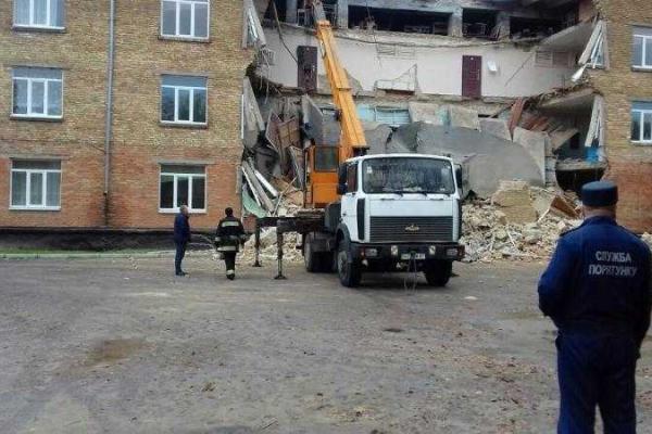 В Василькове прямо во время уроков обвалилась стена школы В Василькове прямо во время уроков обвалилась стена школы