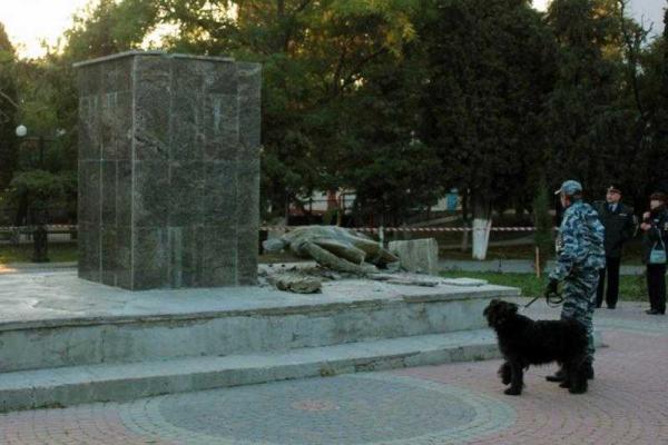 В Судаке неизвестные "завалили" Ленина В Судаке неизвестные "завалили" Ленина