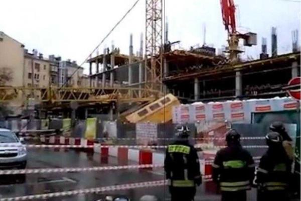 ЧП в Москве: башенный кран рухнул на детский сад ЧП в Москве: башенный кран рухнул на детский сад