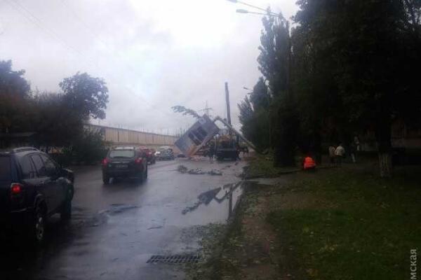 В Одессе на проезжую часть рухнул бигборд В Одессе на проезжую часть рухнул бигборд