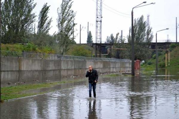 Непогода в Одессе: в сети появились фото и видео Непогода в Одессе: в сети появились фото и видео