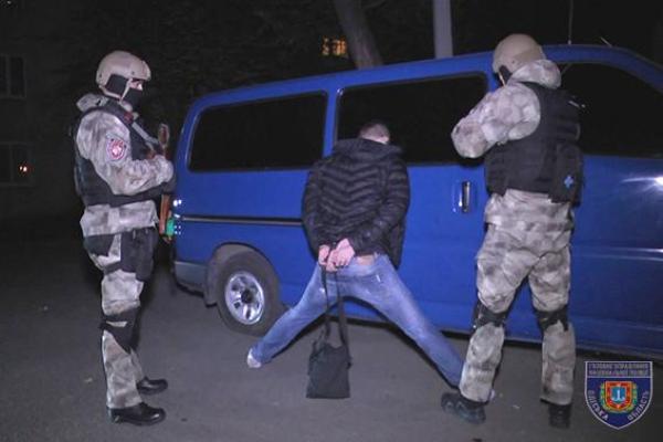 В Одесі правоохоронці затримали незаконного торговця зброєю В Одесі правоохоронці затримали незаконного торговця зброєю