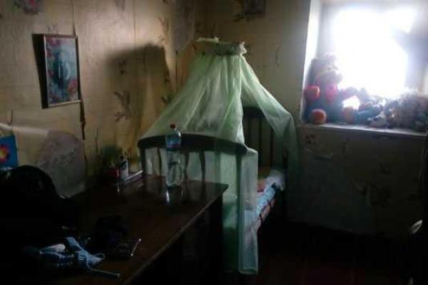 У Волновасі дворічний хлопчик замерз насмерть на порозі будинку