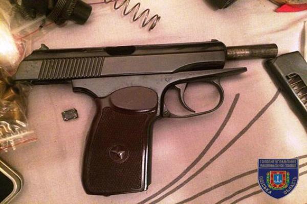 В Одесі правоохоронці затримали незаконного торговця зброєю В Одесі правоохоронці затримали незаконного торговця зброєю