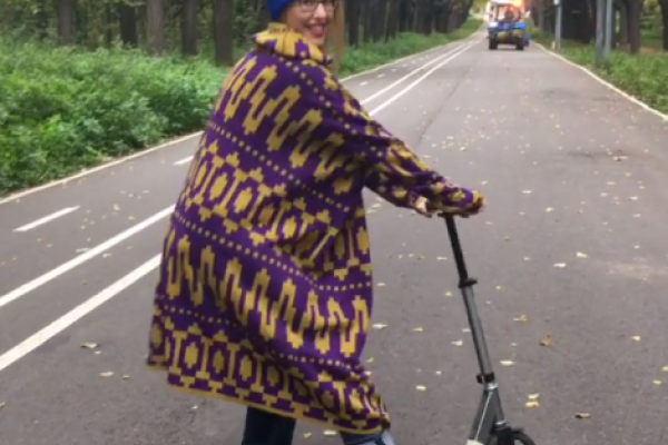 Беременную Собчак заметили катающейся по парку на самокате