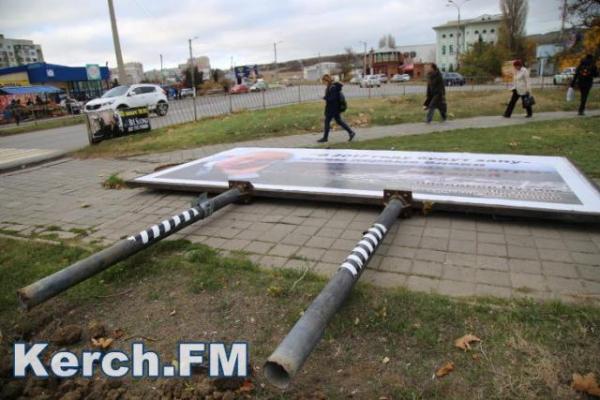 В оккупированной Керчи падают билборды с Путиным В оккупированной Керчи падают билборды с Путиным