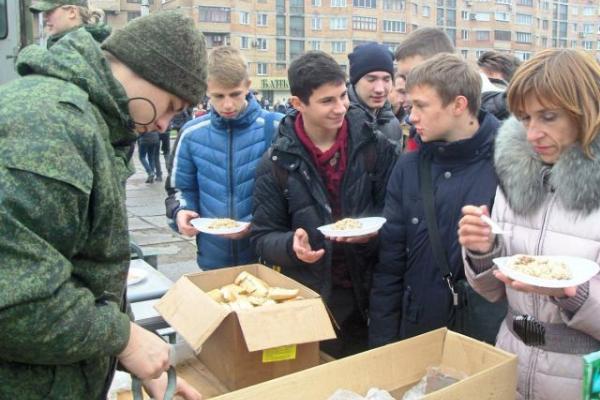 На «дне воинской славы» в Горловке отравились более 20 детей - соцсети На «дне воинской славы» в Горловке отравились более 20 детей - соцсети