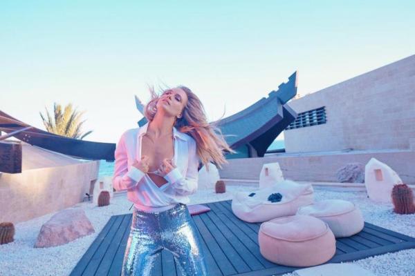 Певица Глюкоза поразила откровенным нарядом с глубоким декольте