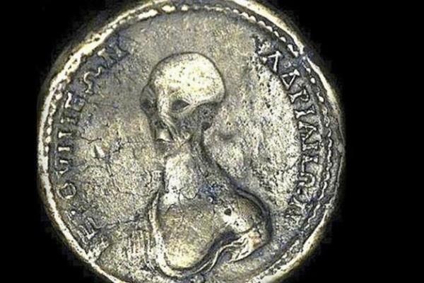 В Египте нашли загадочный артефакт - старинную монету с изображением пришельца и летающей тарелки В Египте нашли загадочный артефакт - старинную монету с изображением пришельца и летающей тарелки