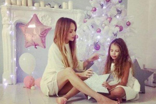 Певица МакSим снялась с повзрослевшей дочерью в новогодней фотоссесии