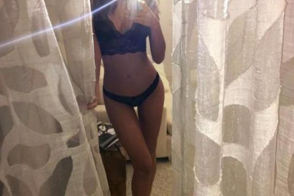 Модель Ирина Шейк поделилась откровенным фото в кружевном белье