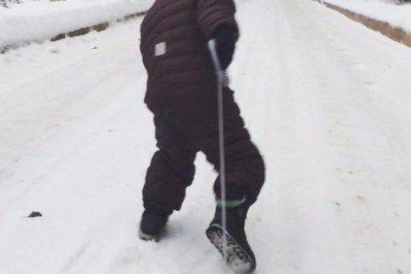 Телеведущий Дмитрий Шепелев показал, как катает на санках маленького сына