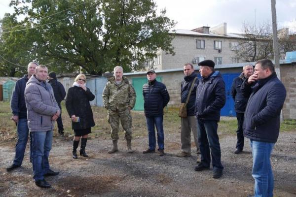 Жебрівський відвідав Мар'їнку, де відбудовують 5 зруйнованих багатоповерхівок