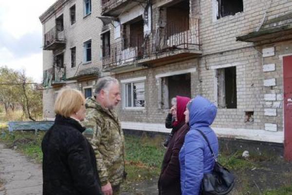 Жебрівський відвідав Мар'їнку, де відбудовують 5 зруйнованих багатоповерхівок