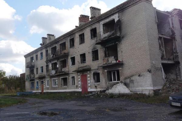 Жебрівський відвідав Мар'їнку, де відбудовують 5 зруйнованих багатоповерхівок